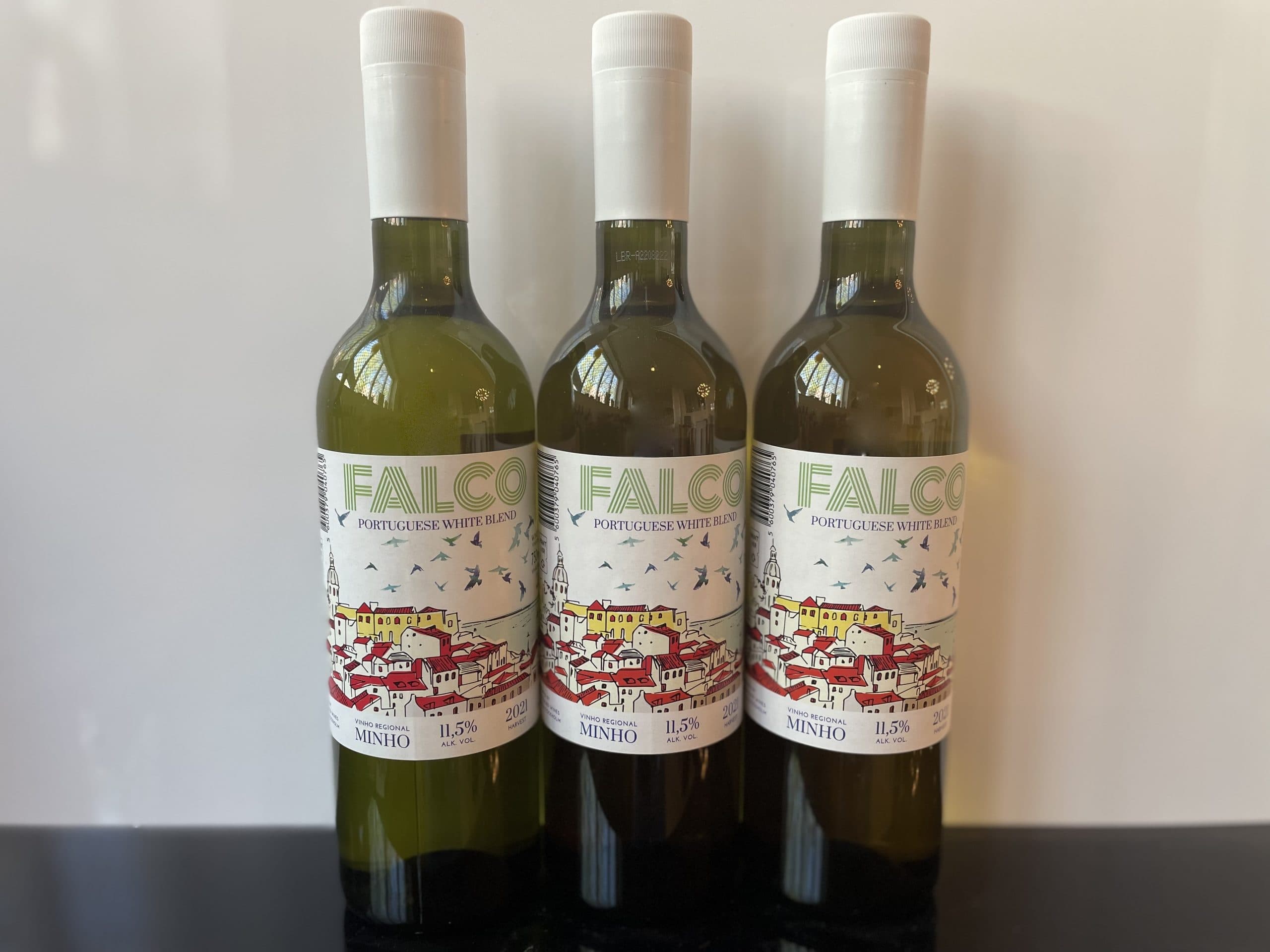 Flyg högt med Falco portugisisk vitvin: upptäck en elegant portugisisk blandning i en PET-flaska.