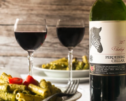 2 glas med rött vin och en rödvinsflaska med zebraetikett