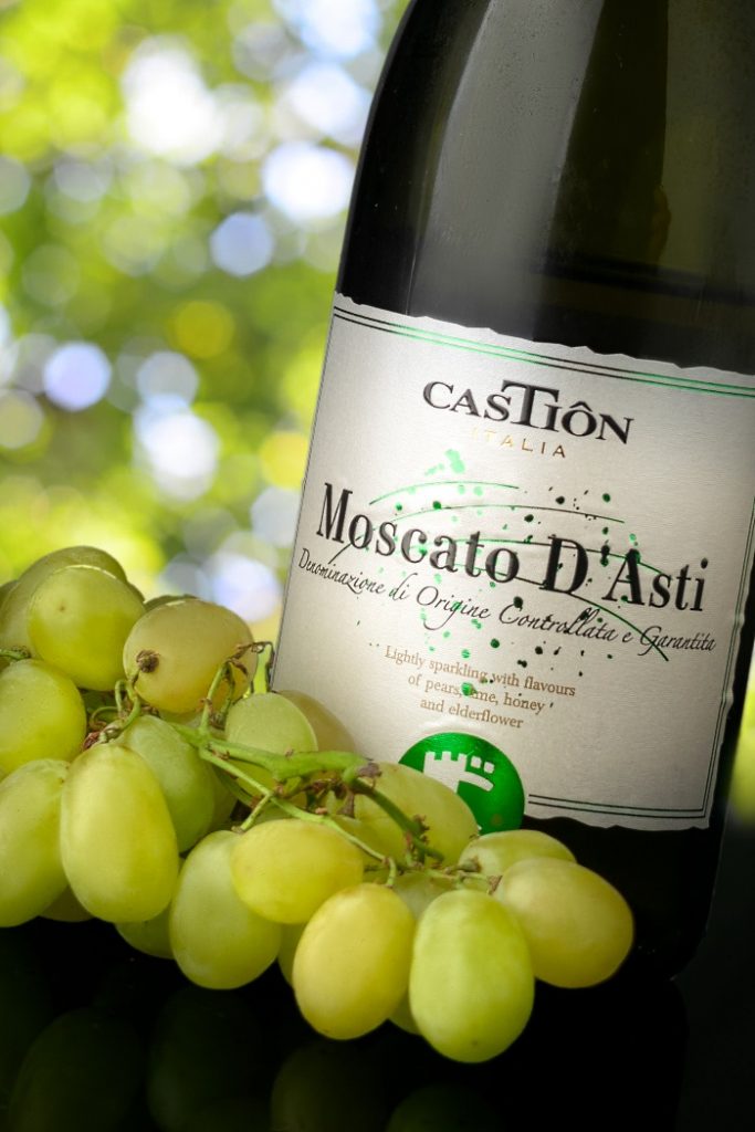 en flaska moscato och vindruvor