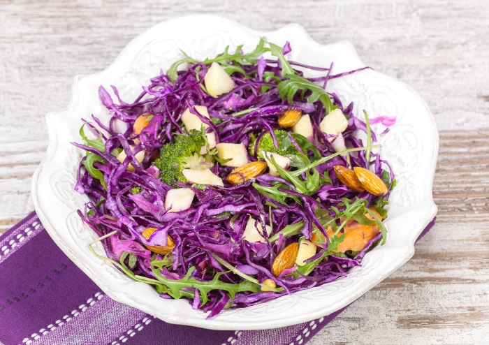 en sallad med röda och gröna blad