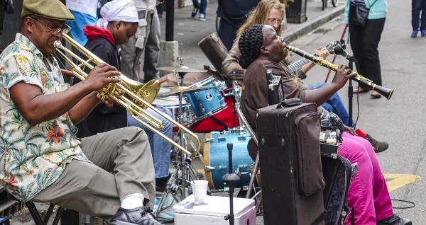 en gatuorkester i New Orleans