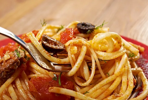 spaghetti alla puttanesca på en tallrik