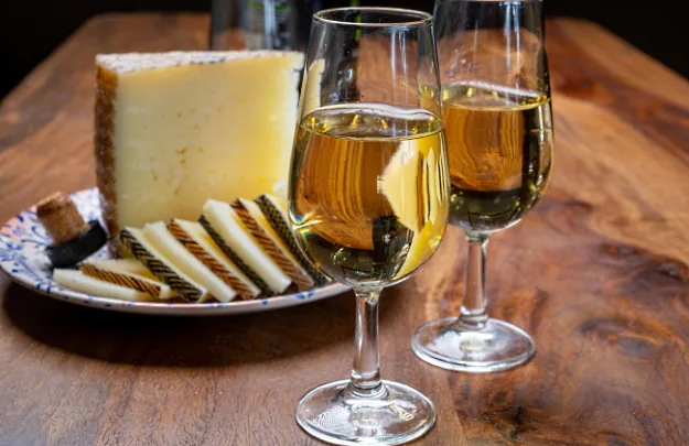 sött vitt vin och ost 