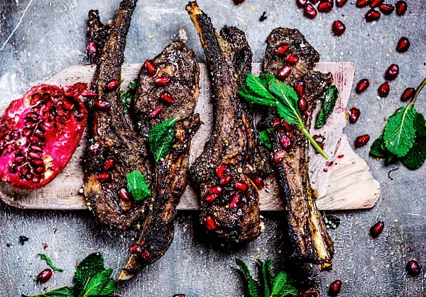 lammkotletter med Dhukka och granatäppelkärnor 
