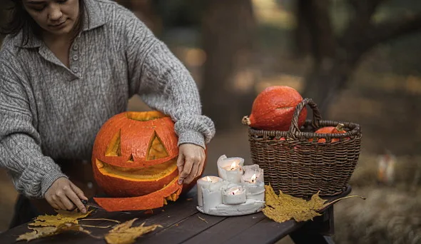 halloween ute med pumpa och ljus