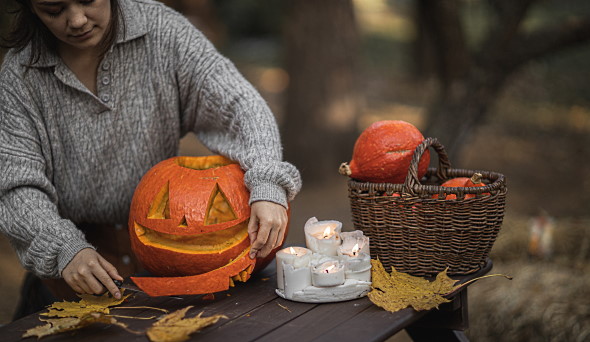 halloween ute med pumpa och ljus