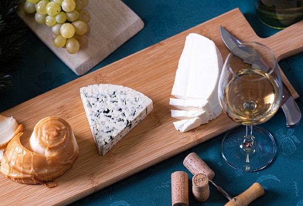 Jura viner glas in med ostbit