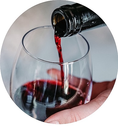 grilla ett glas vin