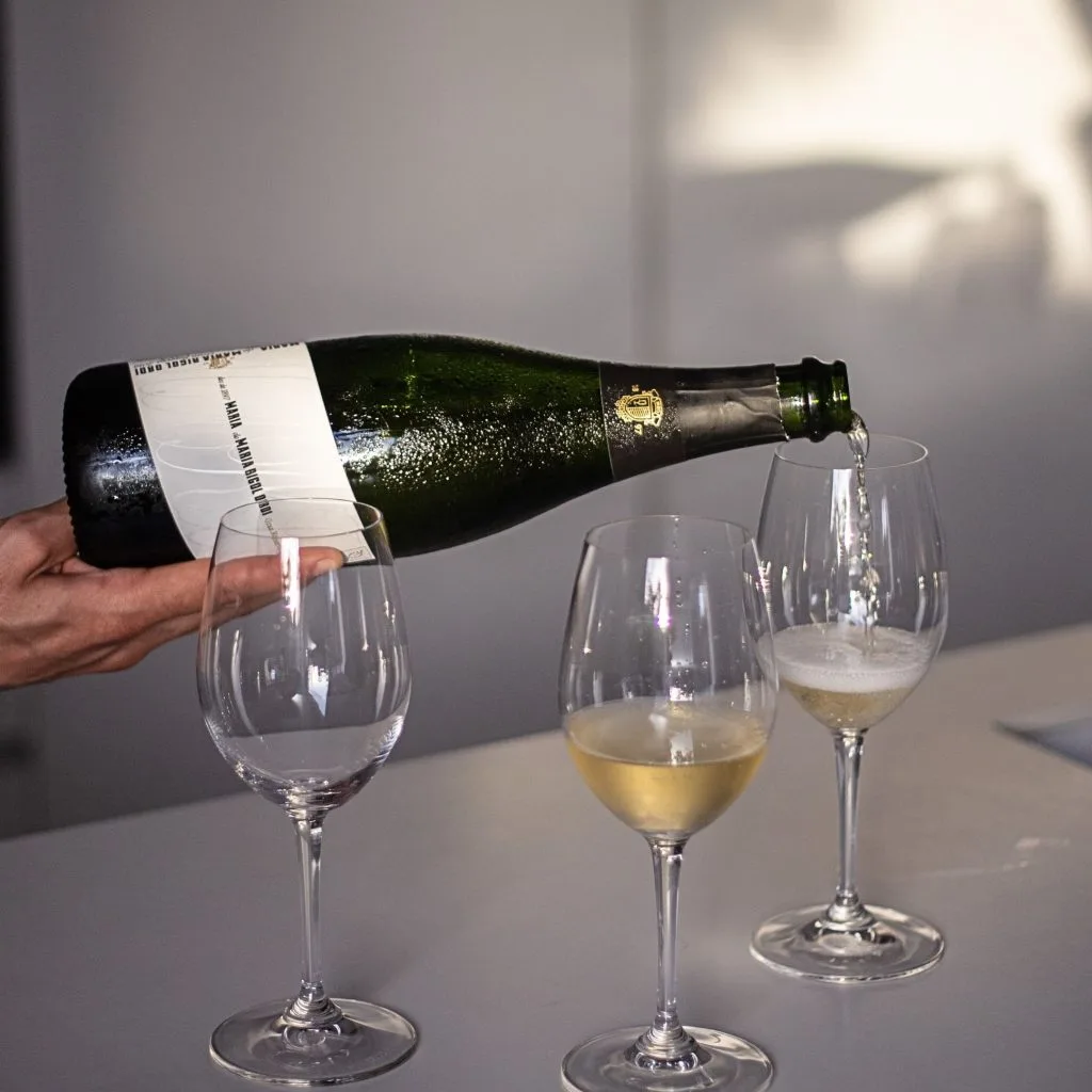 Upptäck en exceptionell Gran Reserva från Penedès, Katalonien. Lagrat 48 månader på jästfällningen med eleganta smaker av stenfrukt, rostade nötter, kakao och subtila kryddor.