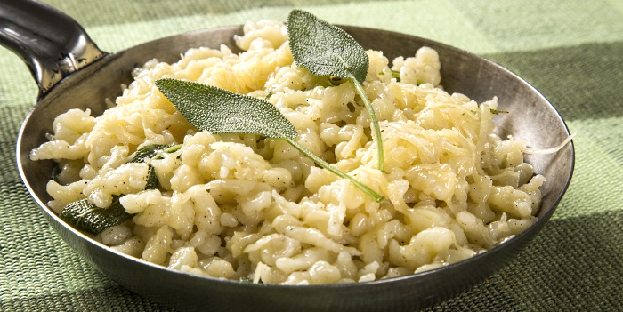 en stekpanna med krämig spätzle och salvia