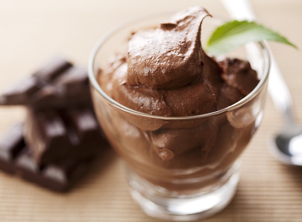 en skål med chokladmousse
