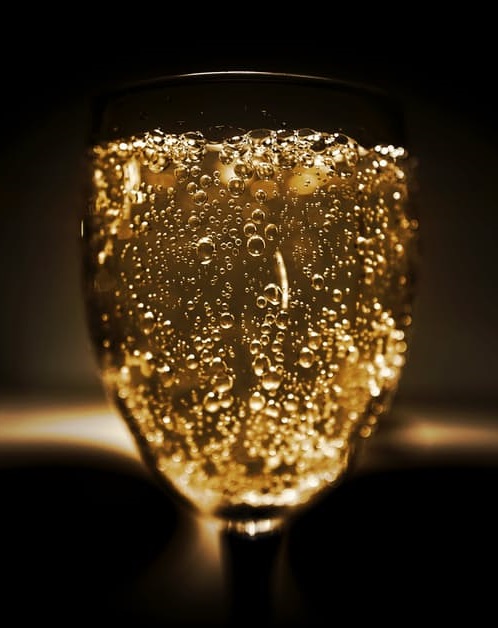 ett glas bubblande Moscato