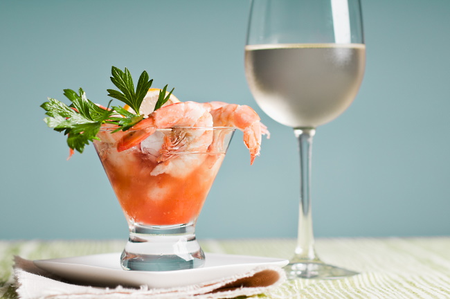Falco Arinto Vinho Verde - ett glas vitt med räkcocktail