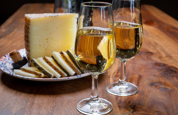 sött vitt vin och ost