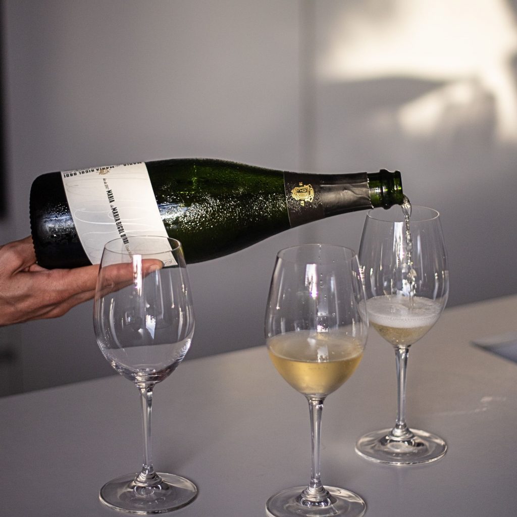 Upptäck en exceptionell Gran Reserva från Penedès, Katalonien. Lagrat 48 månader på jästfällningen med eleganta smaker av stenfrukt, rostade nötter, kakao och subtila kryddor.